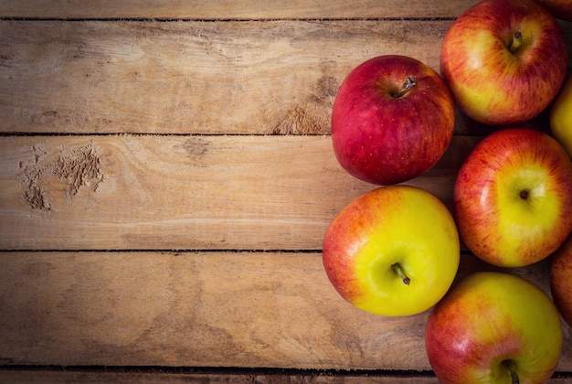 manzana roja sobre textura de fondo de madera con espacio para texto