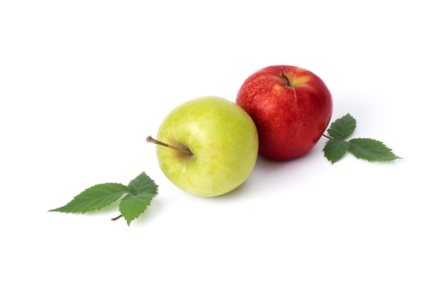 Manzana roja y verde sobre un fondo blanco. Manzanas verdes y rojas jugosas sobre un fondo aislado. Un grupo de dos manzanas con hojas verdes sobre un fondo blanco.