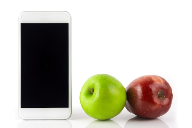 Foto manzana roja verde con el teléfono móvil en el fondo blanco.