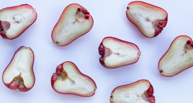 Manzana rosa aislado en la mesa blanca