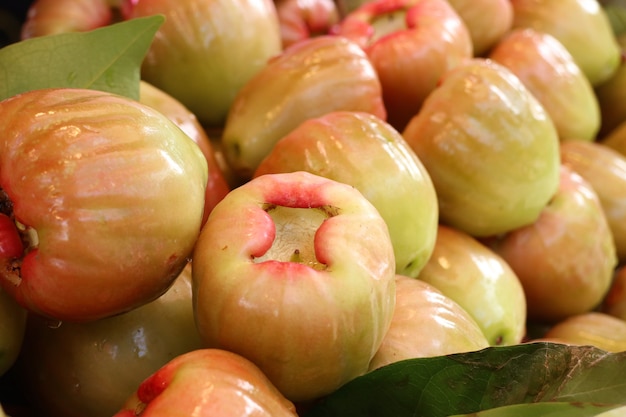 manzana rosa en la comida de la calle