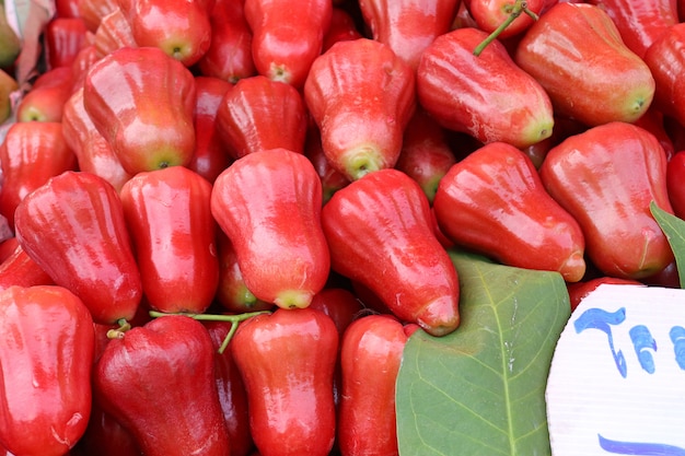 manzana rosa en la comida de la calle