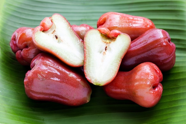 Manzana rosa fresca en hoja de plátano