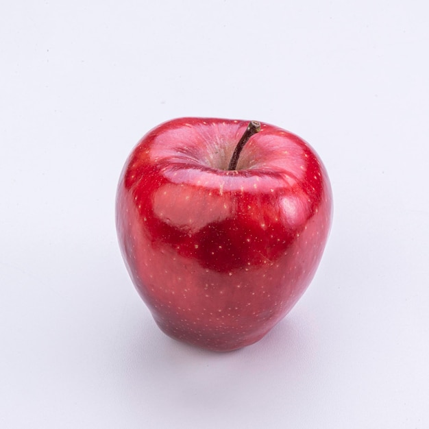 Manzana sobre fondo blanco aislado.
