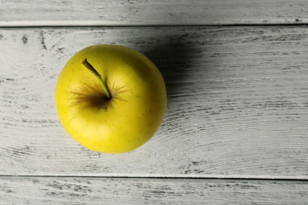 Foto manzana sobre un fondo de madera