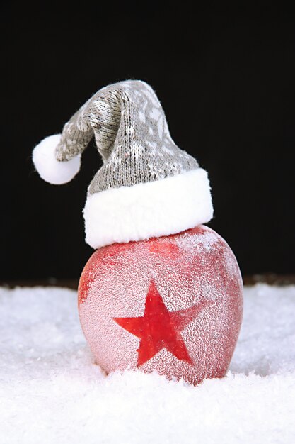 Manzana de vacaciones con estrella helada en la nieve