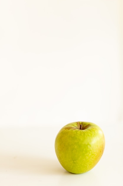 Foto manzana verde aislada, maqueta de fondo blanco