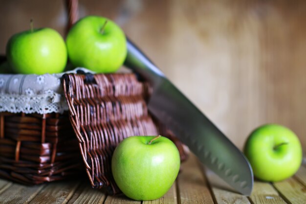 Manzana verde en una canasta