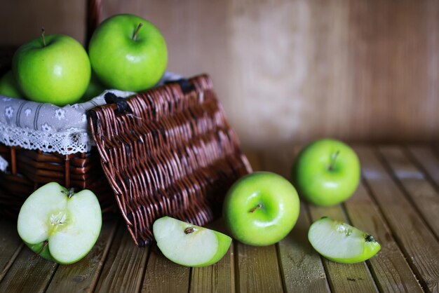 Manzana verde en una canasta