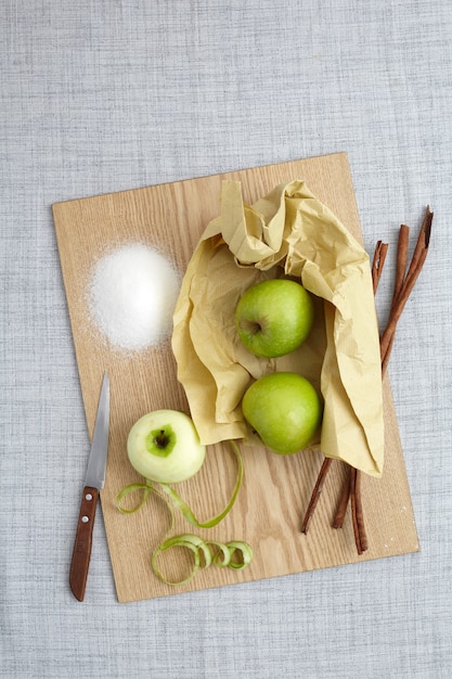 Manzana verde con canela en placa de madera para hacer postres