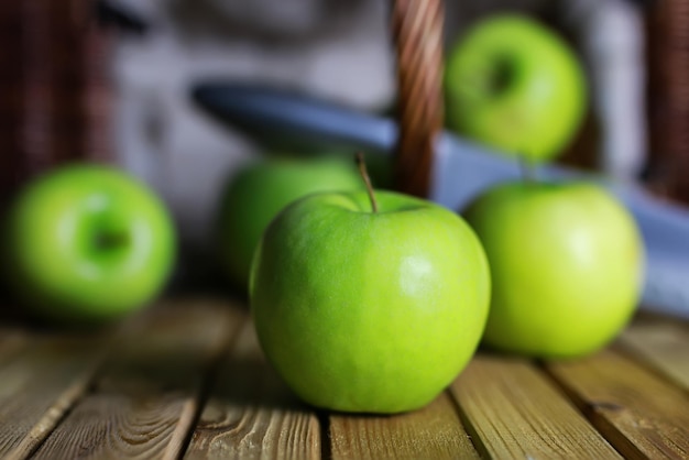 manzana verde en una cesta