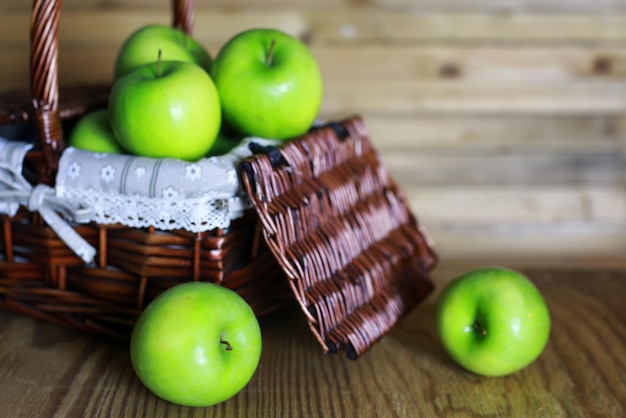 manzana verde en una cesta