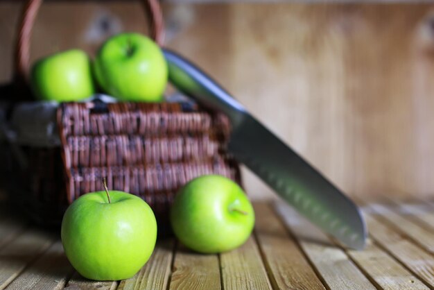 manzana verde en una cesta