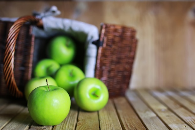 manzana verde en una cesta