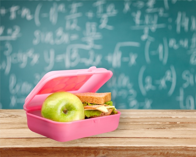 Manzana verde y comida en el escritorio.