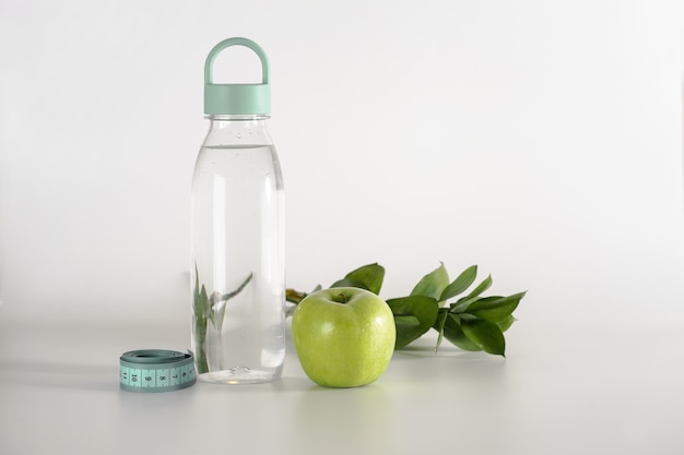Foto manzana verde como símbolo de la nutrición saludable y deportiva y la pérdida de peso.
