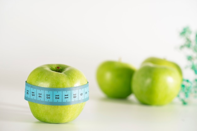 Manzana verde como símbolo de la nutrición saludable y deportiva y la pérdida de peso.