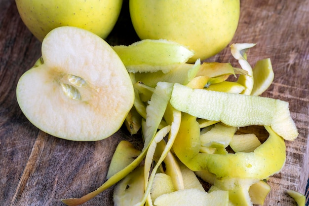 Manzana verde cortada y pelada en una tabla de madera