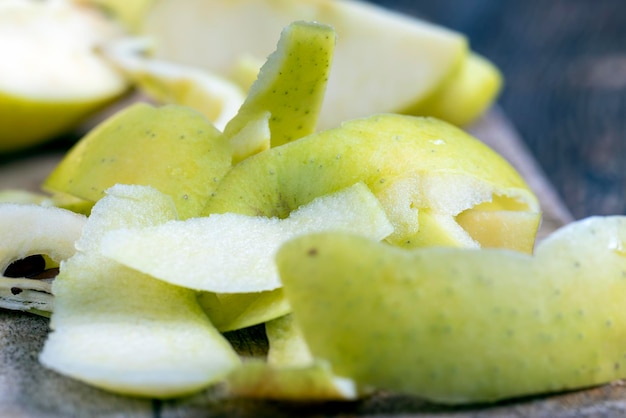 Manzana verde cortada y pelada en una tabla de madera