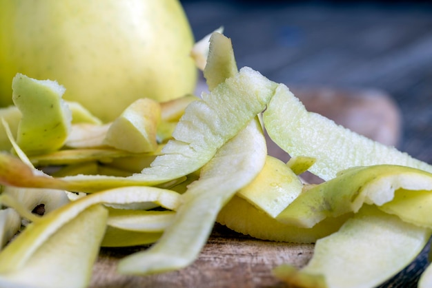 Manzana verde cortada y pelada en una tabla de madera