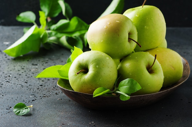 Manzana verde dulce sobre la mesa