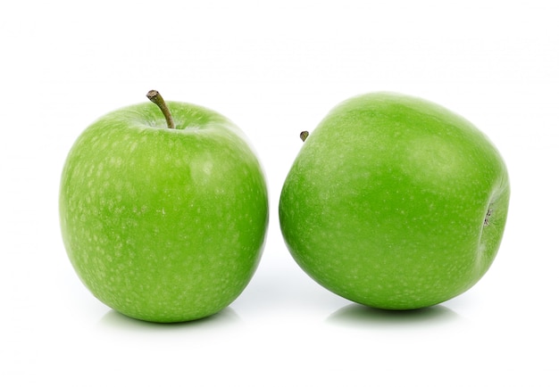 Manzana verde en el espacio en blanco