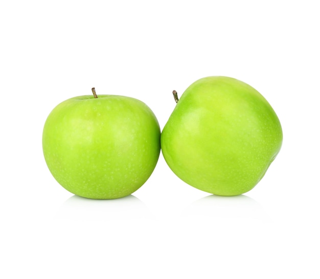 Manzana verde fresca aislado sobre fondo blanco.