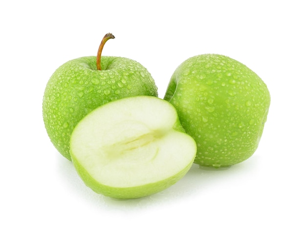 Manzana verde con gota de agua sobre fondo blanco.