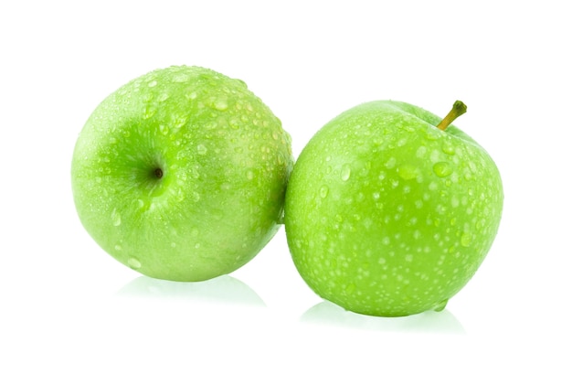 Manzana verde con gota de agua.