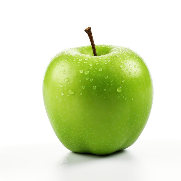 Una manzana verde con gotas de agua en ella