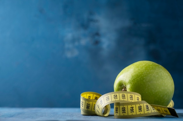 Manzana verde y grifo de medida