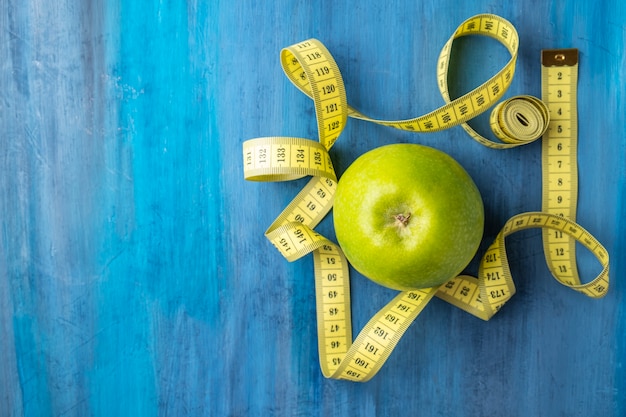 Manzana verde y grifo de medida