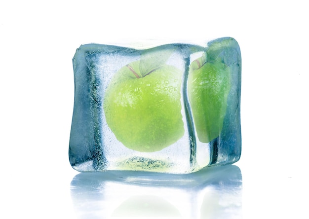 manzana verde en hielo