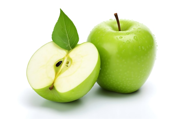 Manzana verde con hojas y rodajas sobre un fondo blanco.