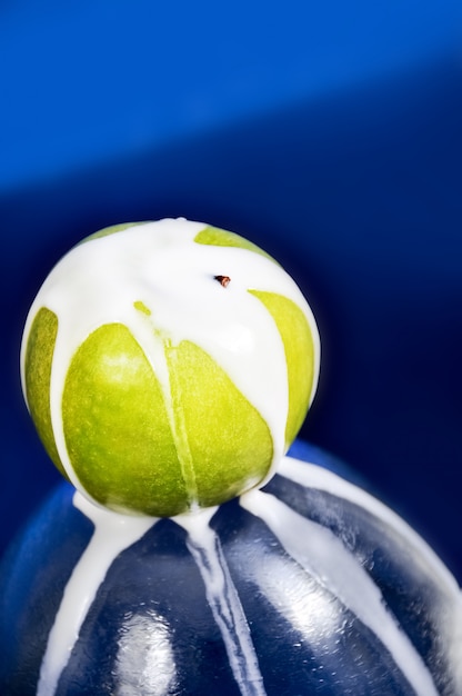 Foto manzana verde en leche