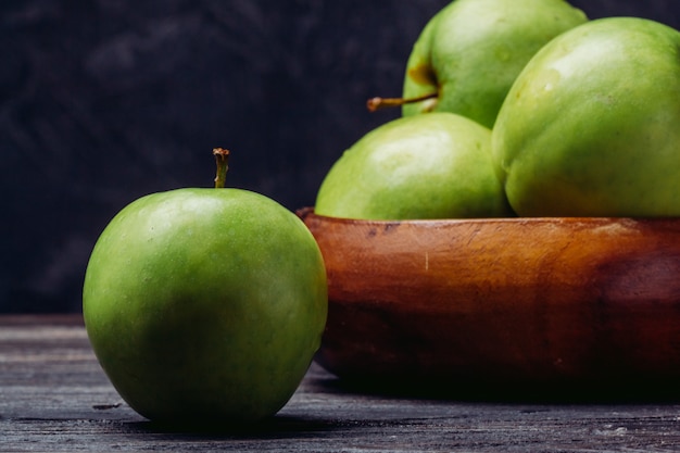 Manzana verde madura de cerca