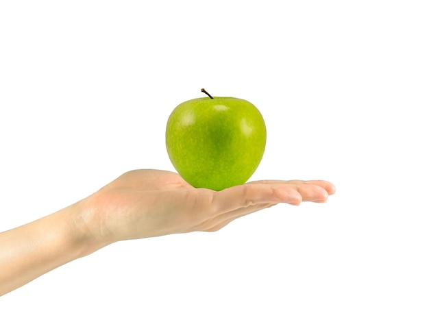 Manzana verde madura en la mano de un hombre aislado sobre fondo blanco.
