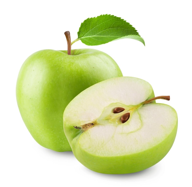 Manzana verde madura y la mitad de una manzana sobre un fondo blanco.