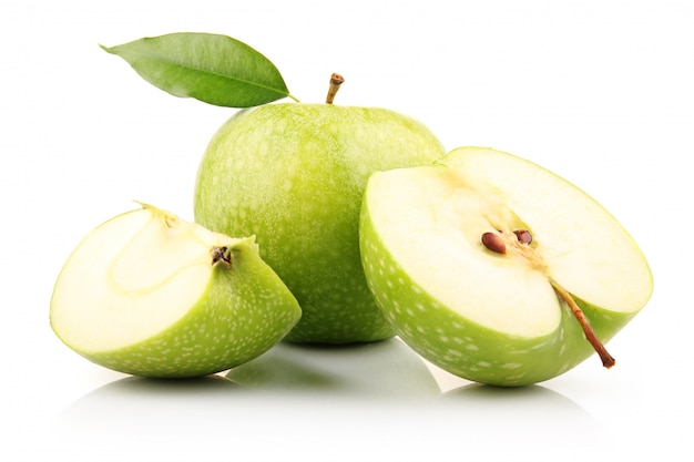 Manzana verde madura con rodajas aisladas