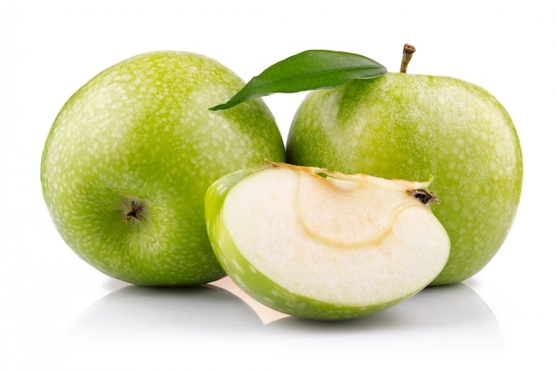 Manzana verde madura con rodajas aisladas