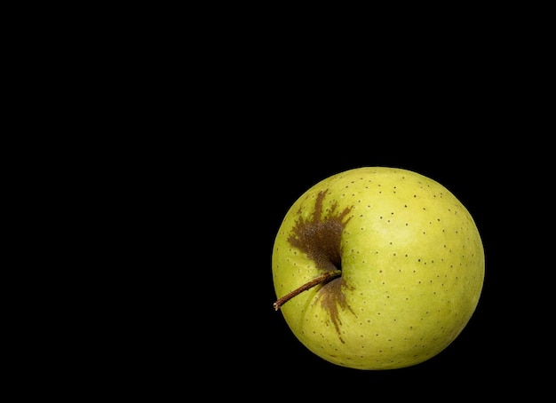 Manzana verde madura sobre un fondo negro