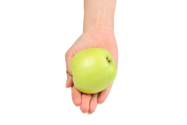 Manzana verde en mano de mujer aislada sobre fondo blanco.