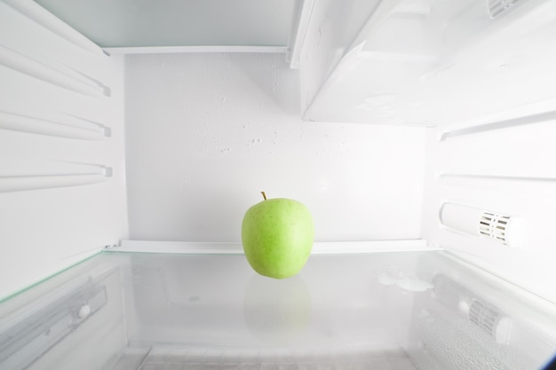 Foto una manzana verde está en una nevera con la palabra manzana.