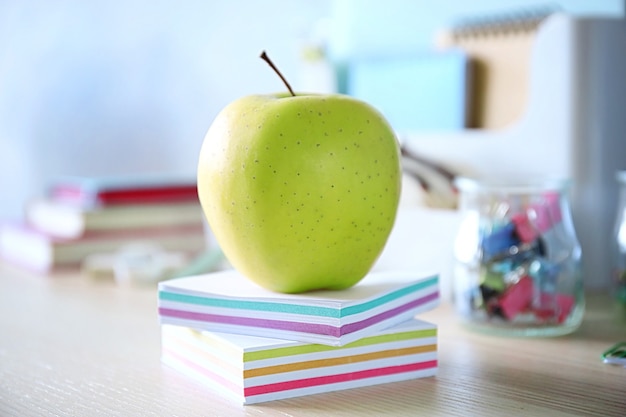 Manzana verde con papelería colorida