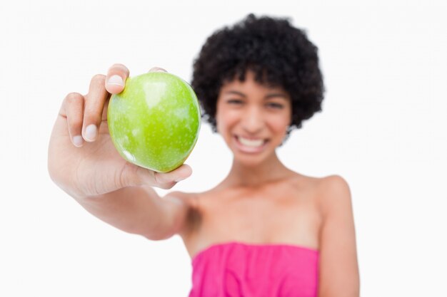 Manzana verde en poder de una mujer joven