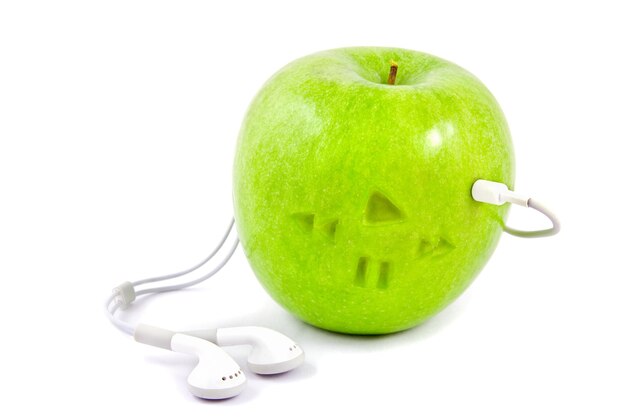 manzana verde en la que están conectados los auriculares