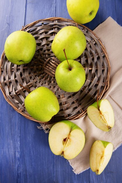 Manzana verde en rodajas en la vista superior de la mesa de madera