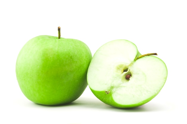 Manzana verde saludable con la mitad aislado en blanco