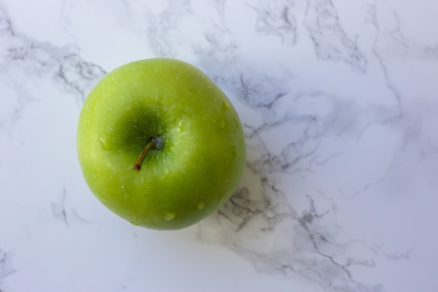 Foto manzana verde y saludable en la superficie blanca