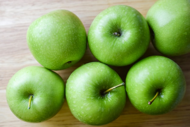 manzana verde sobre fondo de madera